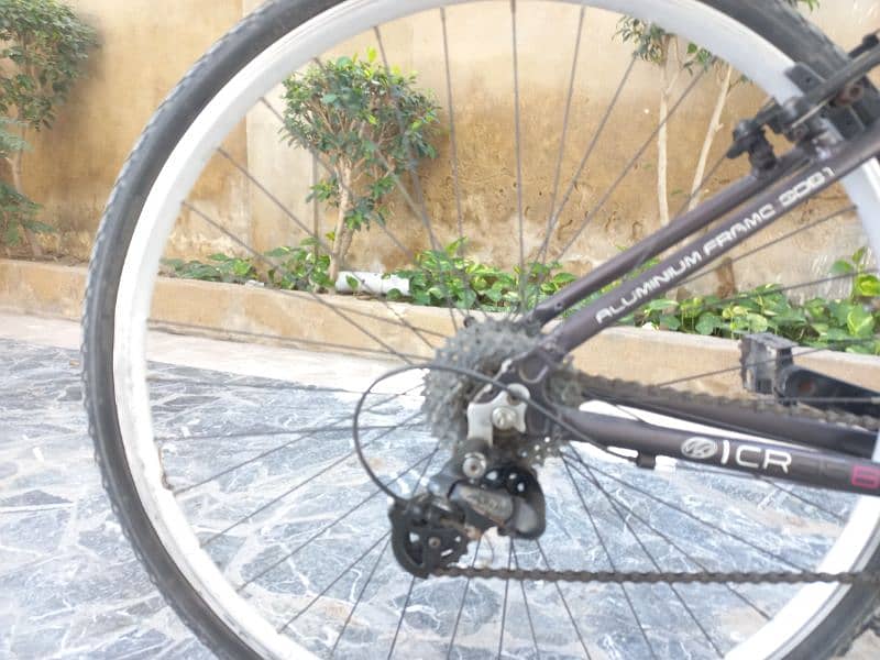 bicycle for sale good condition 28 size , with gears 2