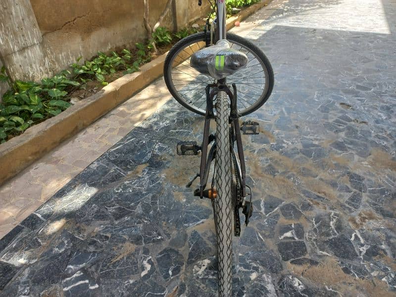 bicycle for sale good condition 28 size , with gears 8