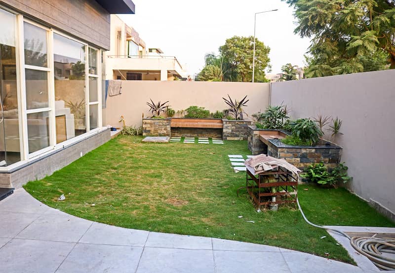 01 Kanal Used Well Maintained Like New Bungalow For Sale In DHA Phase-4 Near To Park 1