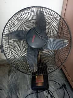 selling a bracket fan with good condition