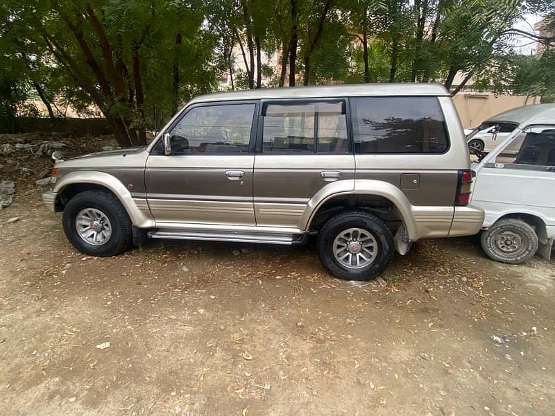 Mitsubishi Pajero 1989 8