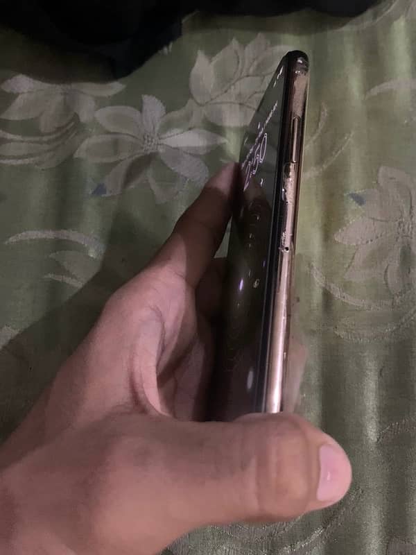 iphone xs 64 GB condition  10/9 ios 18 installed 5