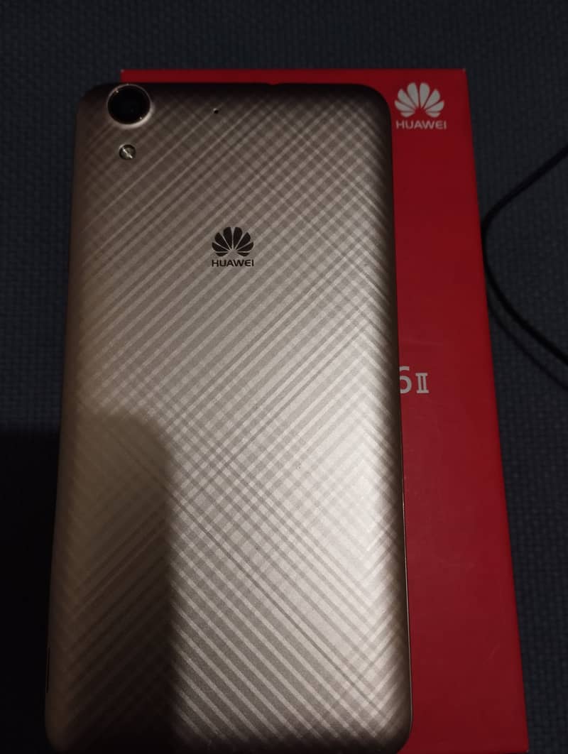 Huawei Y6 II phone with box and phone cover 9/10 2