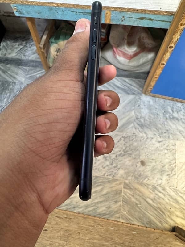 iphone XR  64 gb black clr 2