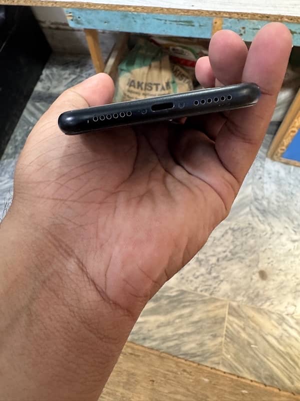 iphone XR  64 gb black clr 4