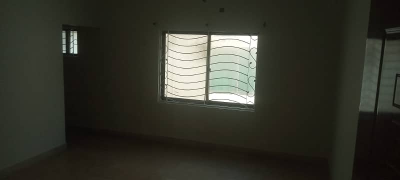 UPPER PORTION 3 BED DD IS AVAILABLE ON RENT 350 SQ. YDS HOUSE 2