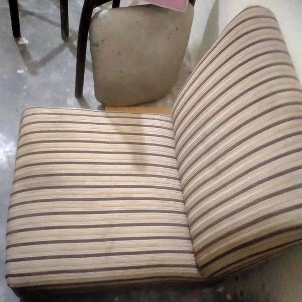 1 piece singal sofa for sale. comfortable good condition 1