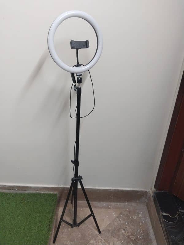 tripod with ringlight 3