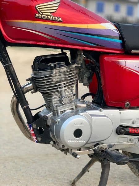 Honda CG125 Sialkot ka number laga hua hai 0