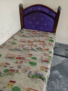 single bed. . . bht km use howa hai centr se Thora crack hai