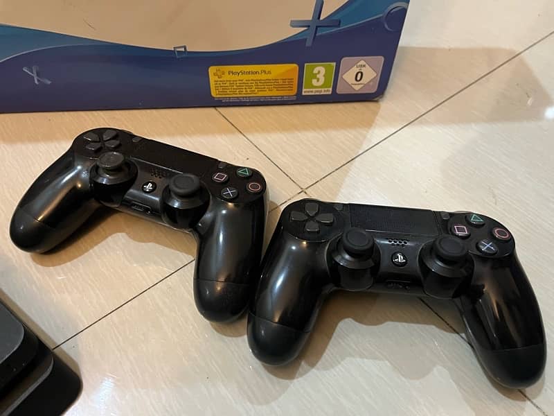 PS4 Slim 1tb two controllers 3