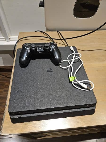 PS4 Slim 825GBS 1