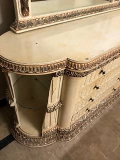 7/10 condition used dressing table for sale brand : karigar