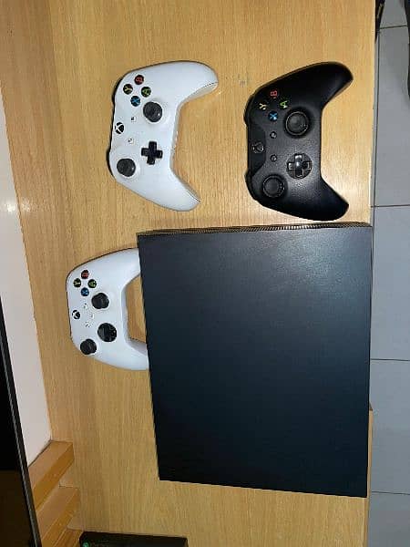 Xbox one x 1tb 1