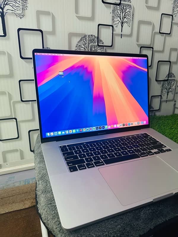 MacBook Pro 2019 Core i7 32/512 16inch display 1