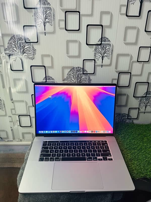 MacBook Pro 2019 Core i7 32/512 16inch display 2