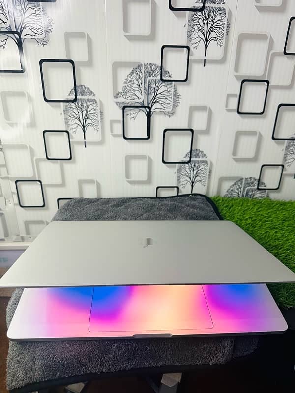 MacBook Pro 2019 Core i7 32/512 16inch display 4