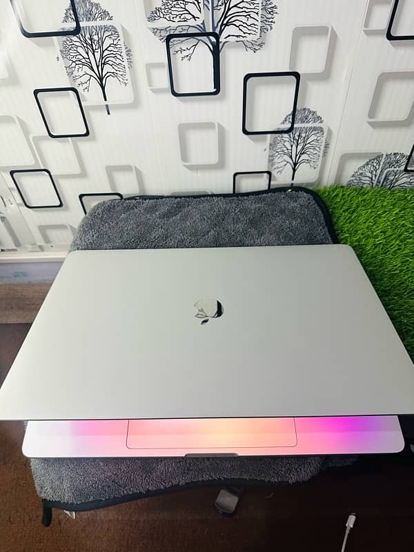 MacBook Pro 2019 Core i7 32/512 16inch display 6