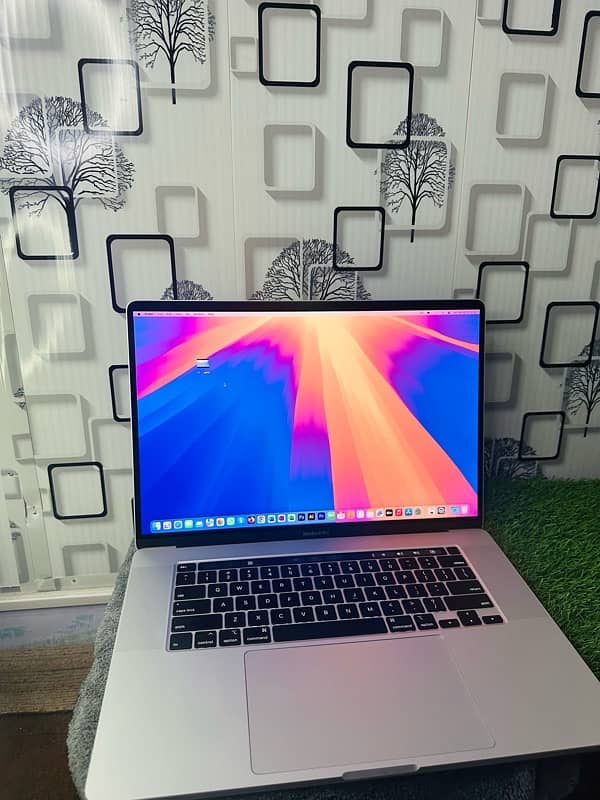 MacBook Pro 2019 Core i7 32/512 16inch display 10