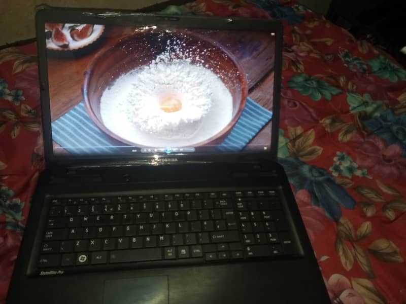 TOSHIBA laptop 4/320 i5 0