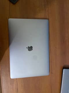 Macbook pro 2017 (15 inch) (orginal charger )