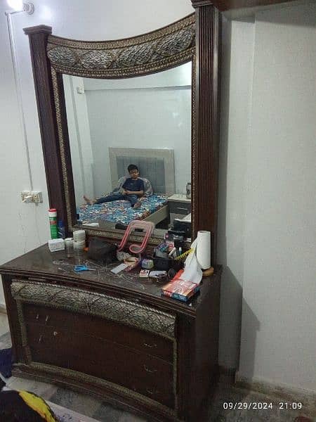 DRESSING TABLE 1