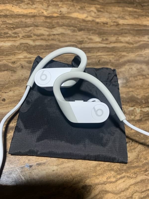 Powerbeats High Performance Bluetooth Earphones BRAND NEW 1