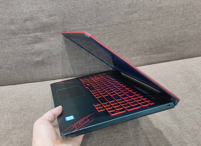 ASUS FX80G 8th-Gen Gaming Laptop 3