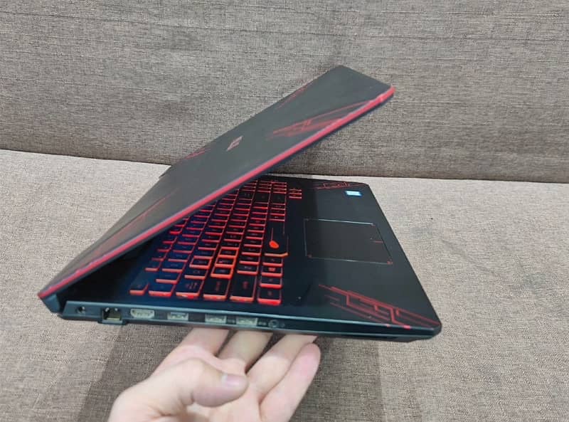 ASUS FX80G 8th-Gen Gaming Laptop 4