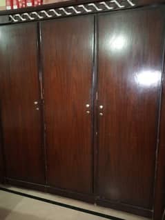 wooden almari in very good continue urgent sale