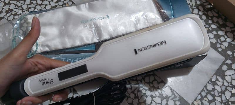 original Remington hair straightener. . model (shine therapy) 2