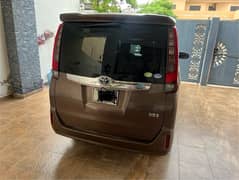 Toyota Noah 2014