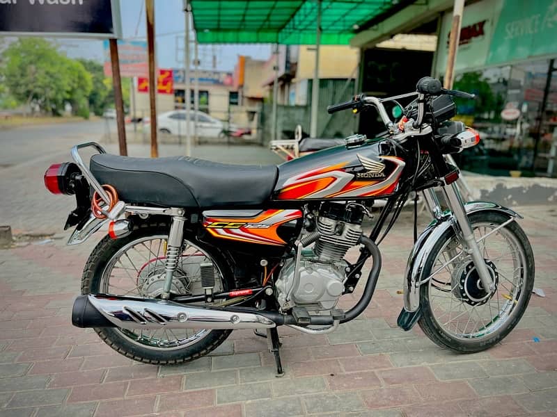 honda 125 black color 22/23 model 2