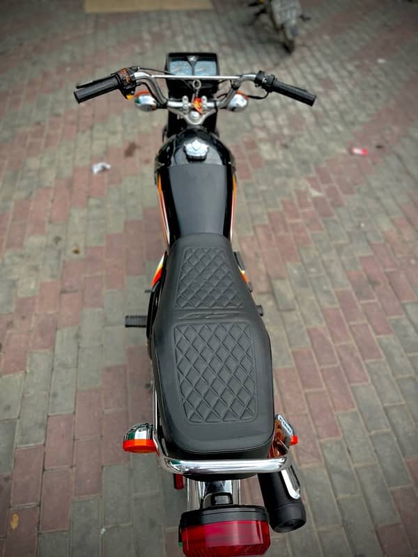 honda 125 black color 22/23 model 4