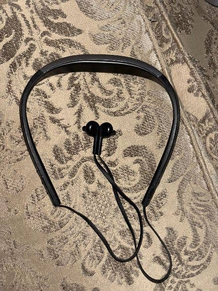 Jabra Halo smart collar earphones 1