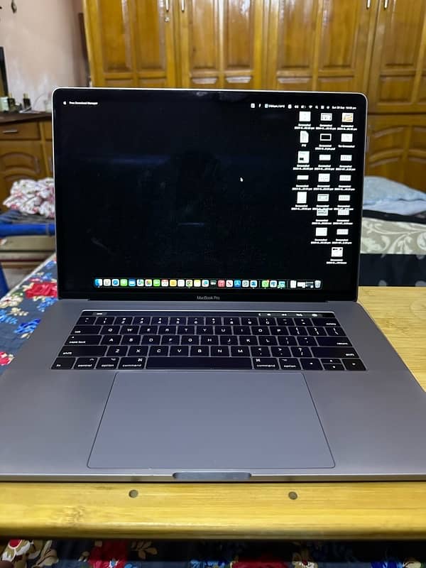 macbook pro quad core i7 16/256 15” 1