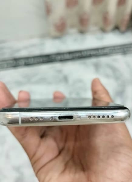 iphone 11 pro 256 gb factory unlock  silver colour 3