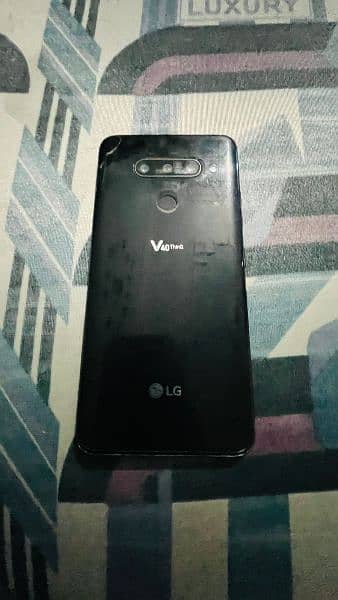 lg v40 thing urgent sale 10/9 condition 4