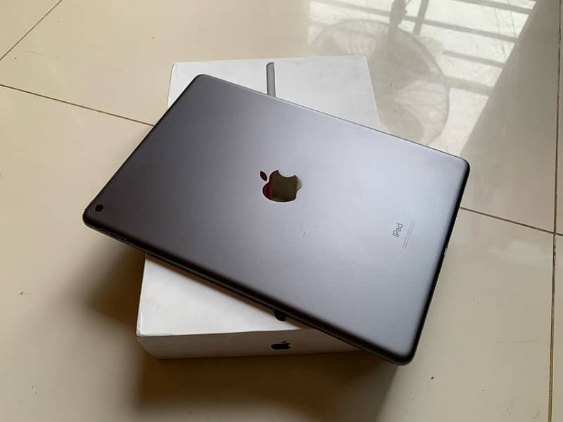 JUST LIKE NEW Apple iPad 8 Generation 32gb Grey with Box 2