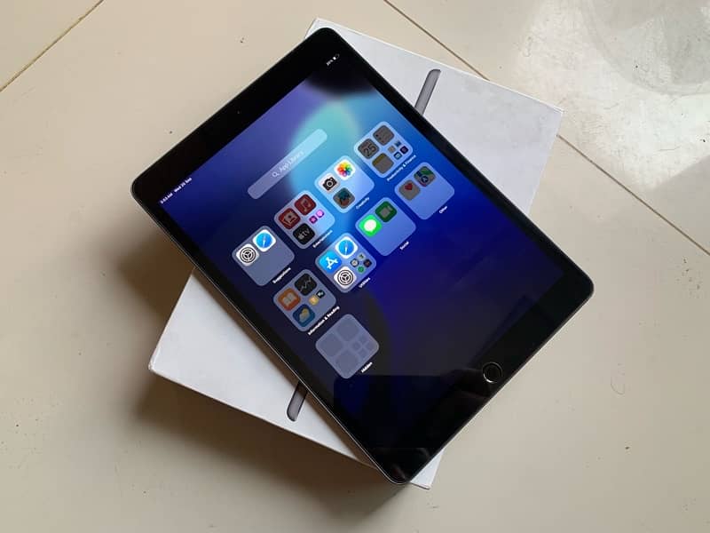 JUST LIKE NEW Apple iPad 8 Generation 32gb Grey with Box 6