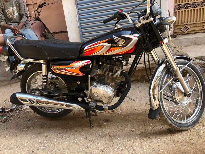 Honda CG 125 2/0/2/2 month 6 Karachi nmbr full genuine 4