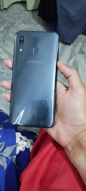 4/64 Samsung glaxy A30. . . 1