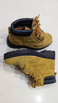 Safety shoes with long comfortable stuff