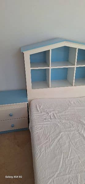 single bed with 1 side table 0