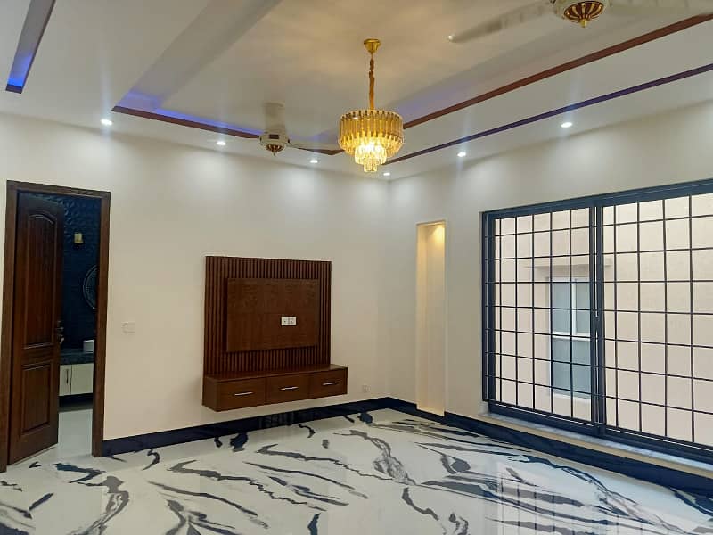 1 Kanal Like New House Available For Rent In Bahria Town Lahore. 2