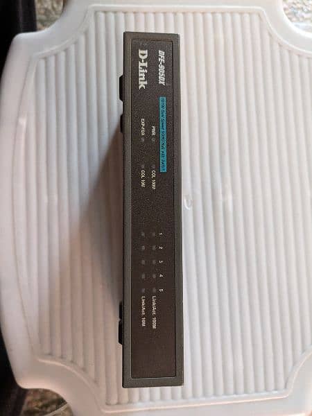 D-Link 4 Port Ethernet Dual Speed SOHO Hub With Switch - DFE-905DX 2