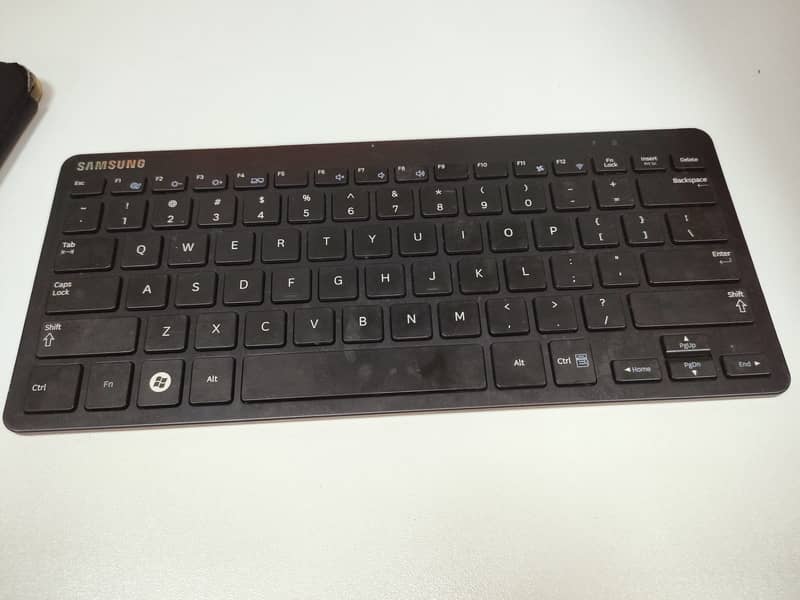 ORIGINAL-Samsung Bluetooth Keyboard for Sale - Excellent Condition! 0