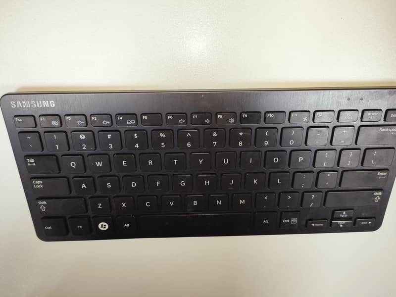 ORIGINAL-Samsung Bluetooth Keyboard for Sale - Excellent Condition! 1