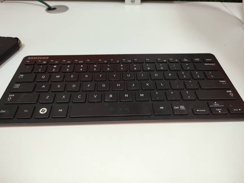 ORIGINAL-Samsung Bluetooth Keyboard for Sale - Excellent Condition! 2