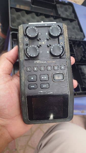 zoom h6 recorder for urgent sale with 2 mics 1